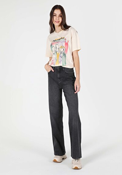 صورة من بيج فاتح للنساء تي شيرت بأكمام قصيرة