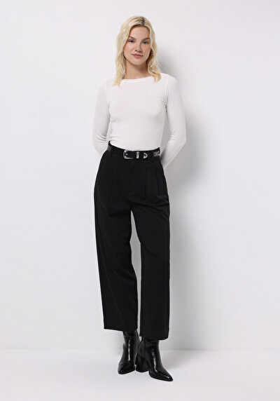 صورة من نحيف طوق قارب مستقيم نسائي أبيض كم طويل تي شيرت