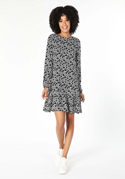 صورة من فستان نسائي أسود عادي