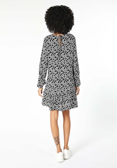 صورة من فستان نسائي أسود عادي