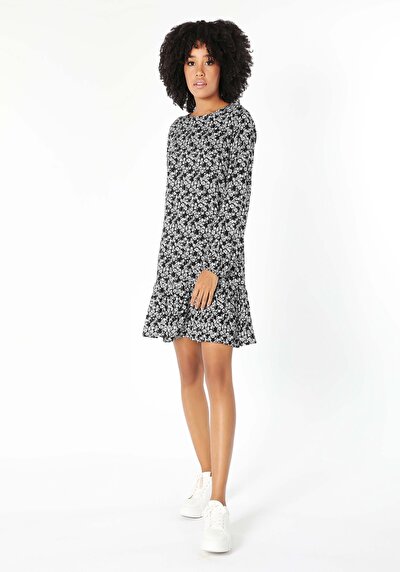 اعرض التفاصيل لـ فستان نسائي أسود عادي