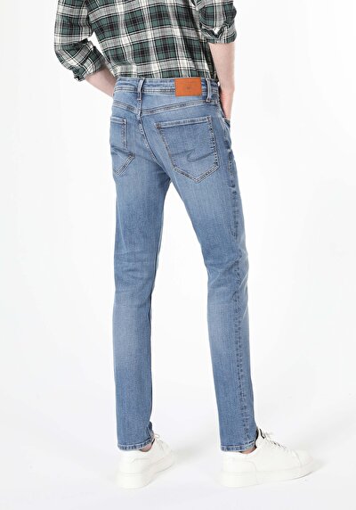 صورة من أزرق للرجال بناطيل