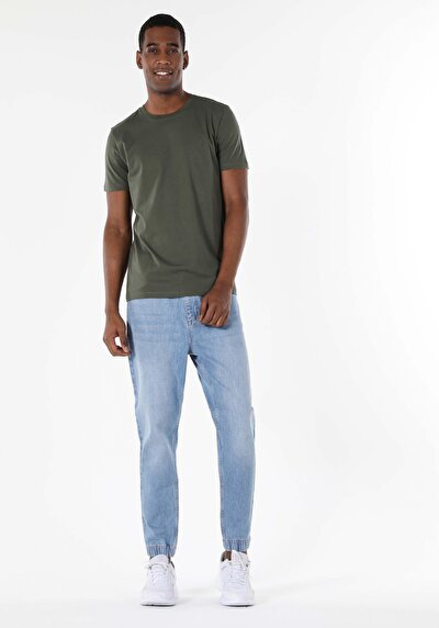 صورة من كاكي للرجال تي شيرت بأكمام قصيرة