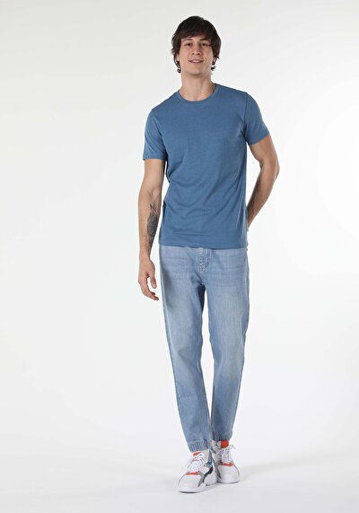 صورة من أزرق فاتح للرجال تي شيرت بأكمام قصيرة