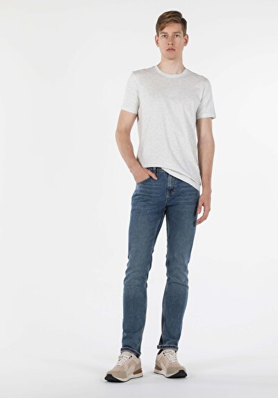 صورة من رمادي للرجال تي شيرت بأكمام قصيرة