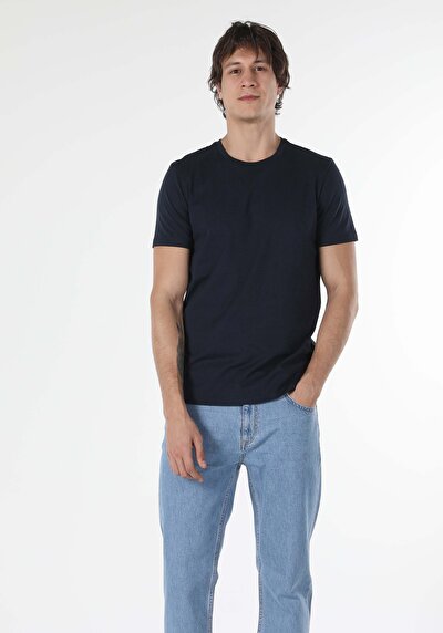 صورة من أزرق بحري للرجال تي شيرت بأكمام قصيرة