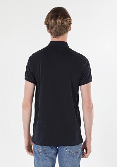 صورة من أزرق بحري للرجال قميص بولو كم قصير