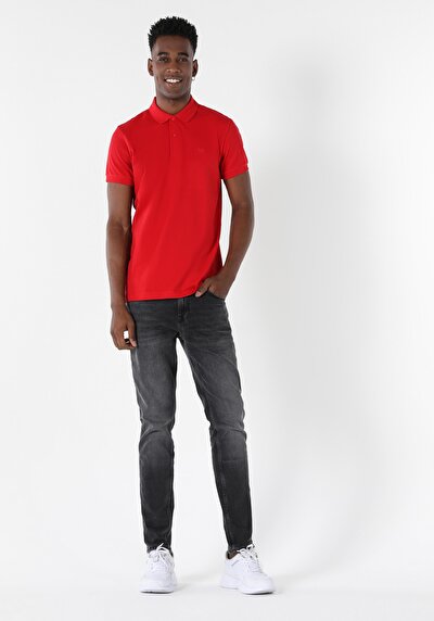 صورة من أحمر للرجال قميص بولو  كم قصير