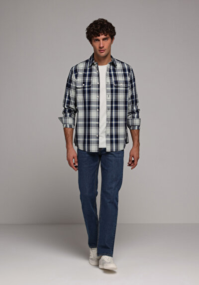 صورة من منتصف الخصر مستقيم الساق الجينز النيلي للرجال