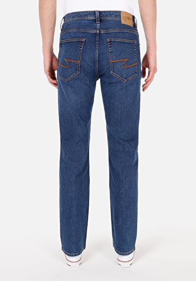 صورة من منتصف الخصر مستقيم الساق الجينز النيلي للرجال