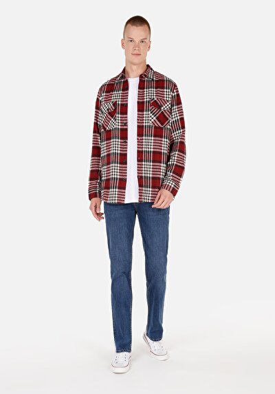 صورة من منتصف الخصر مستقيم الساق الجينز النيلي للرجال