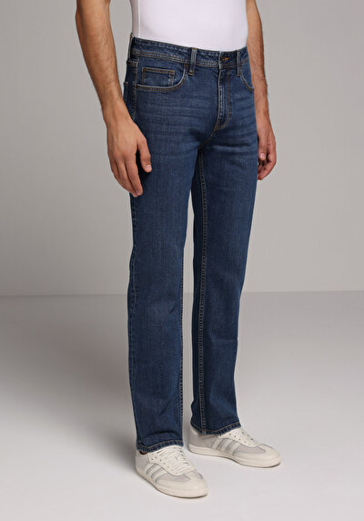 صورة من منتصف الخصر مستقيم الساق الجينز النيلي للرجال