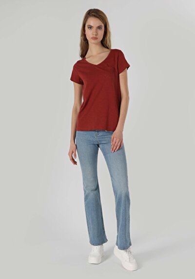 صورة من أحمر للنساء تي شيرت بأكمام قصيرة