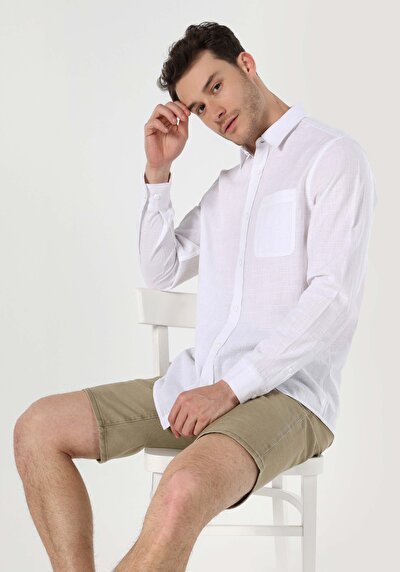 صورة من قميص مريح رقبة مخطط قميص أبيض بأكمام طويلة للرجال