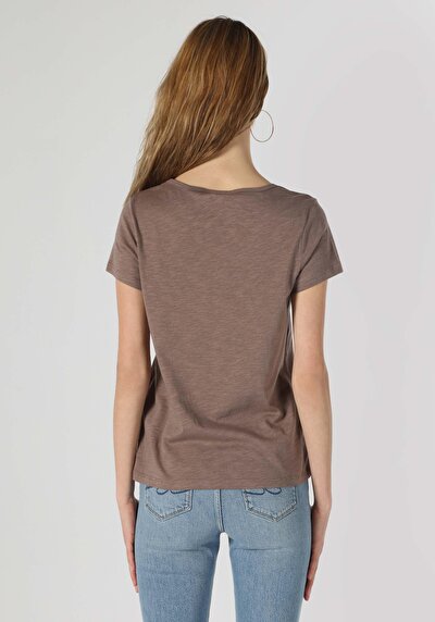 صورة من للنساء تي شيرت بأكمام قصيرة