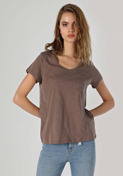 صورة من للنساء تي شيرت بأكمام قصيرة