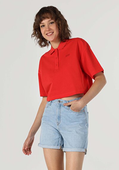 صورة من أحمر للنساء تي شيرت بأكمام قصيرة