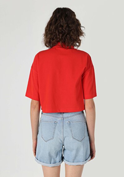 صورة من أحمر للنساء تي شيرت بأكمام قصيرة