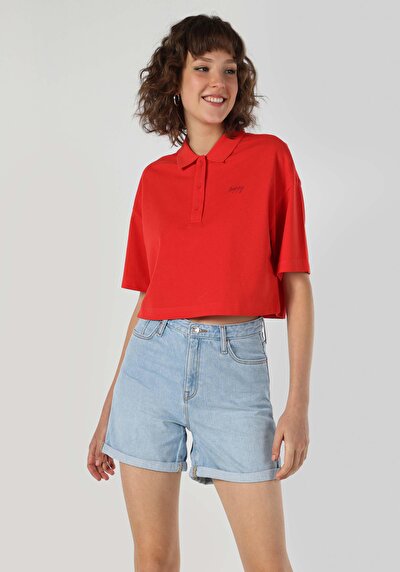 صورة من أحمر للنساء تي شيرت بأكمام قصيرة