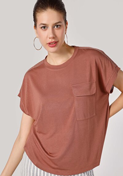 صورة من بني للنساء تي شيرت بأكمام قصيرة