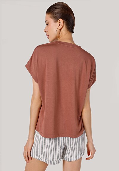 صورة من بني للنساء تي شيرت بأكمام قصيرة