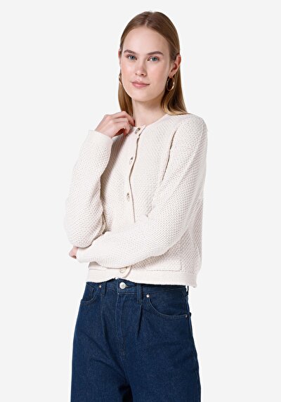 صورة من بيج فاتح للنساء كنزة