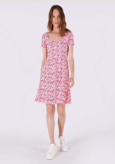 صورة من عادي فستان نسائي متعدد الألوان بأكمام قصيرة