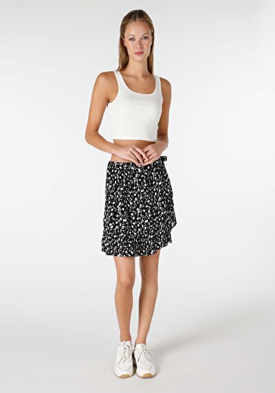 صورة من تنورة سوداء نسائية صغيرة