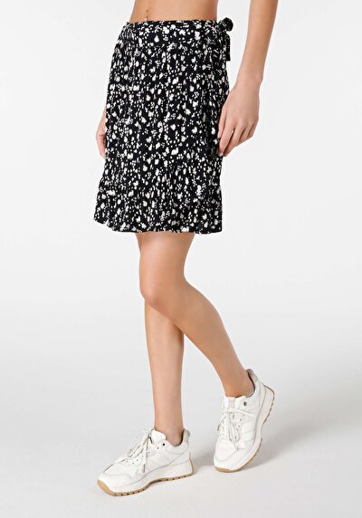 اعرض التفاصيل لـ تنورة سوداء نسائية صغيرة