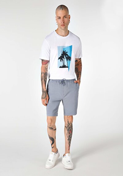 صورة من أزرق للرجال شورت