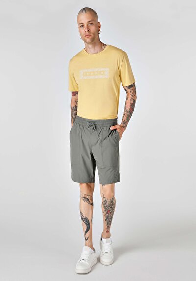 صورة من كاكي للرجال شورت