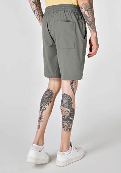 صورة من كاكي للرجال شورت