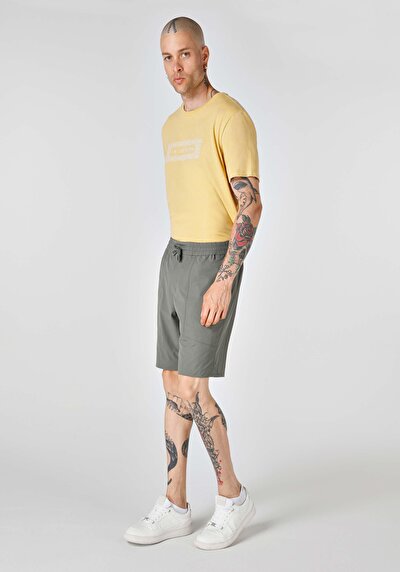 صورة من كاكي للرجال شورت