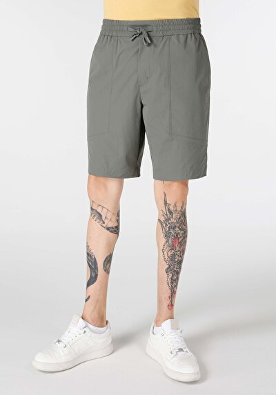 صورة من كاكي للرجال شورت