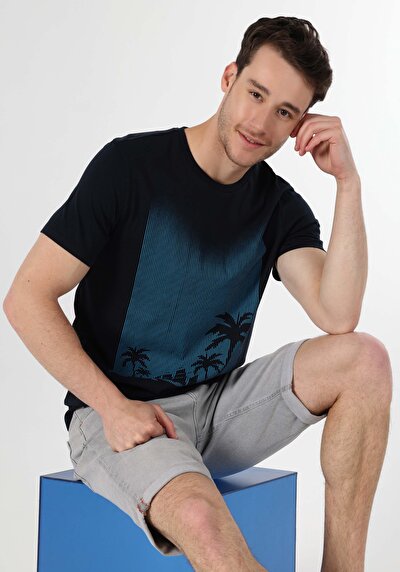 صورة من أزرق بحري للرجال تي شيرت بأكمام قصيرة