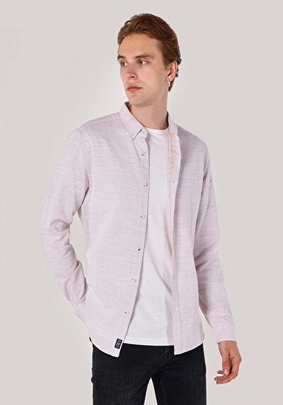 صورة من بيج للرجال قميص  كم طويل