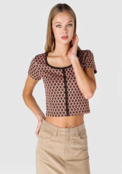 صورة من تي شيرت نسائي متعدد الألوان بأكمام قصيرة برقبة عميقة