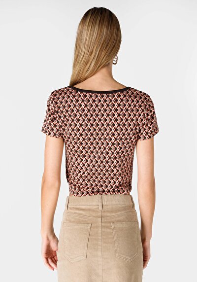 اعرض التفاصيل لـ تي شيرت نسائي متعدد الألوان بأكمام قصيرة برقبة عميقة