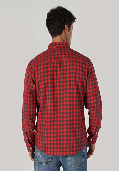 صورة من أحمر للرجال قميص كم طويل