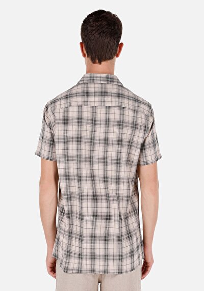 صورة من قميص عادي مقاس رقبة منقوشة رجالي بيج كم قصير قميص