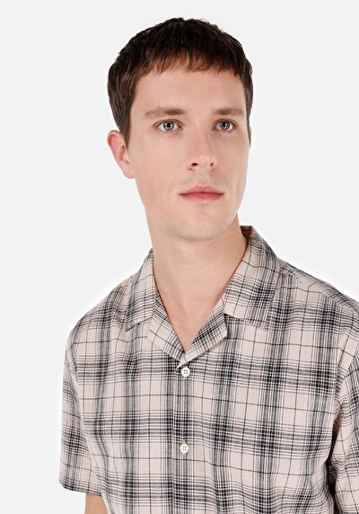 صورة من قميص عادي مقاس رقبة منقوشة رجالي بيج كم قصير قميص