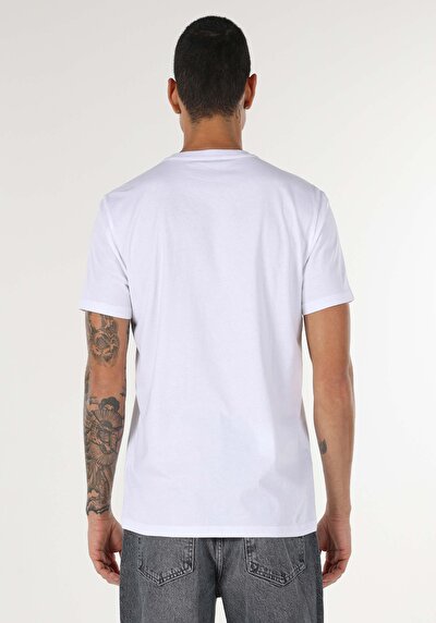 صورة من رقبة مستديرة مستقيم تي شيرت أبيض بأكمام قصيرة للرجال