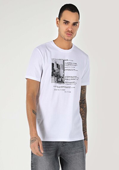 صورة من رقبة مستديرة مستقيم تي شيرت أبيض بأكمام قصيرة للرجال