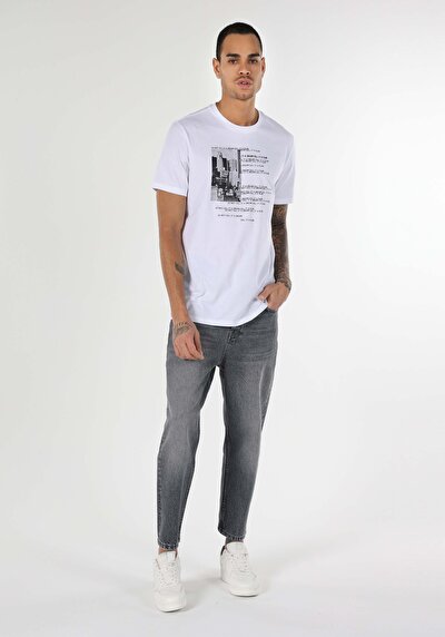 صورة من رقبة مستديرة مستقيم تي شيرت أبيض بأكمام قصيرة للرجال