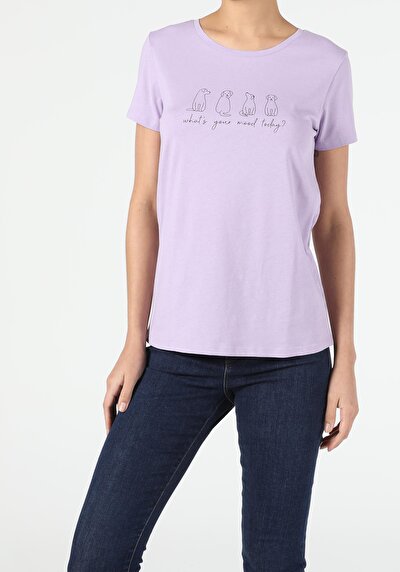 صورة من أرجواني للنساء تي شيرت بأكمام قصيرة