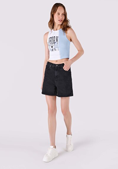 صورة من دينيم للنساء شورت