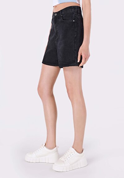 صورة من دينيم للنساء شورت