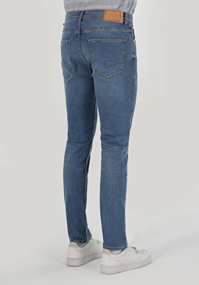 صورة من أزرق للرجال بناطيل