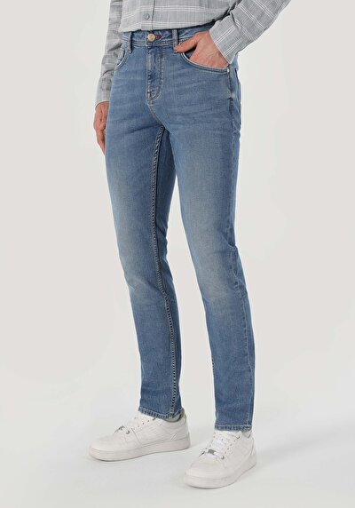 صورة من أزرق للرجال بناطيل