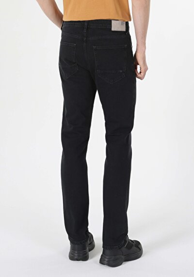 صورة من دينيم للرجال بناطيل